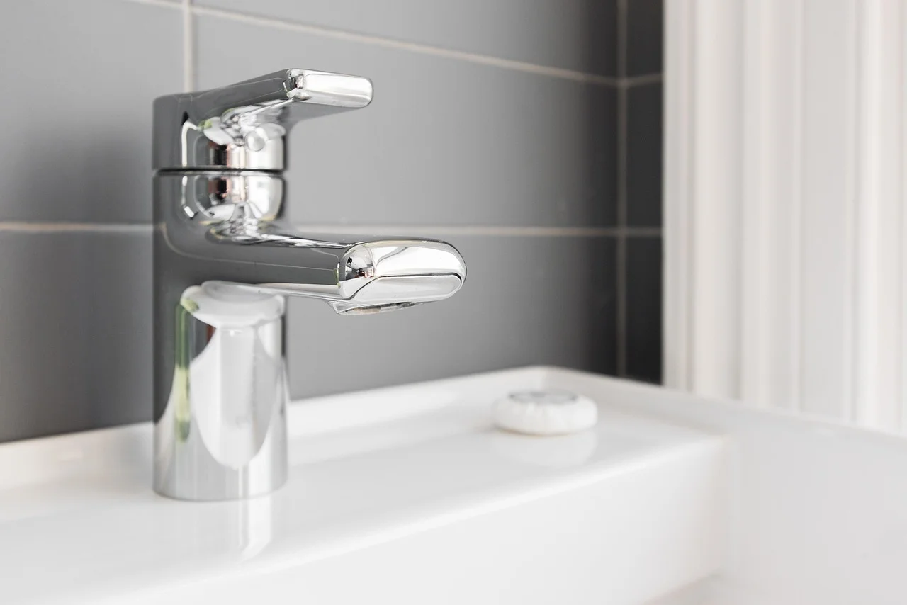 Bagno con doccia e morbidi asciugamani
